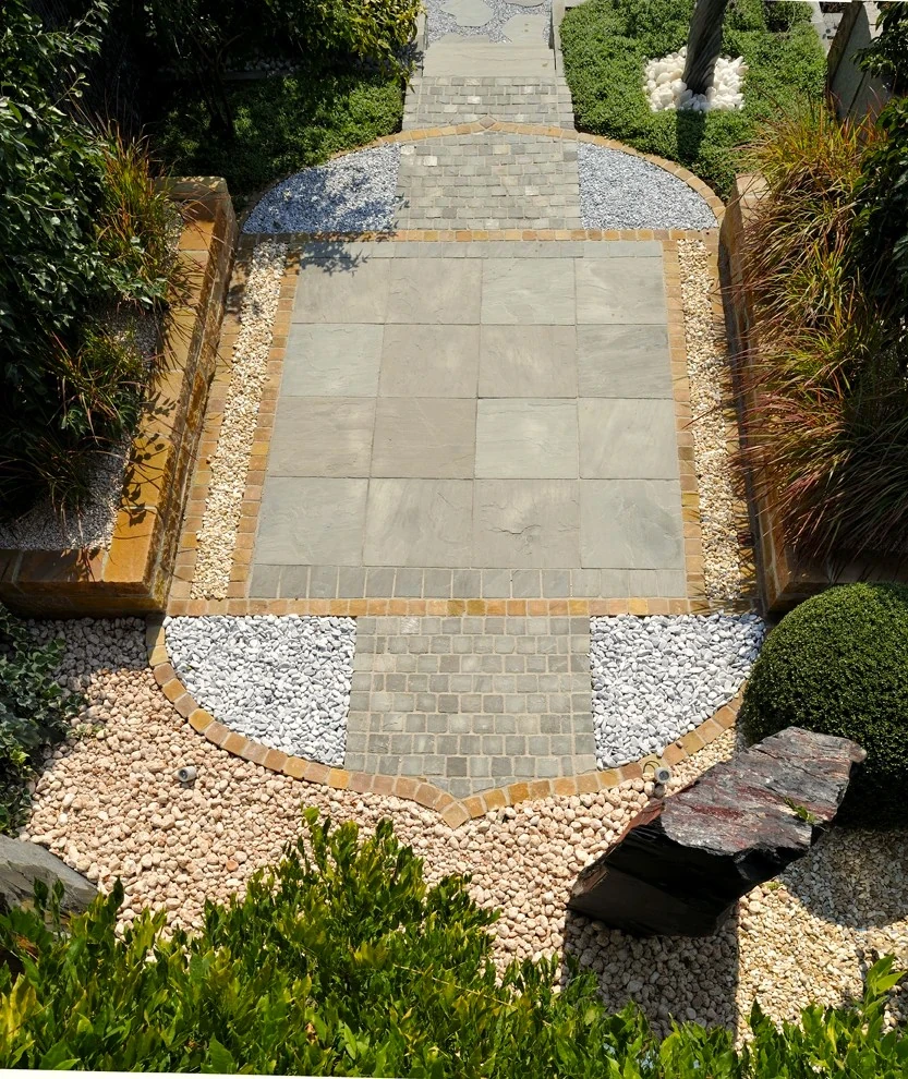 Nowoczesny taras z piaskowca Autumn Grey z miodowym obrzeżem z kostki Golden Leaf.webp